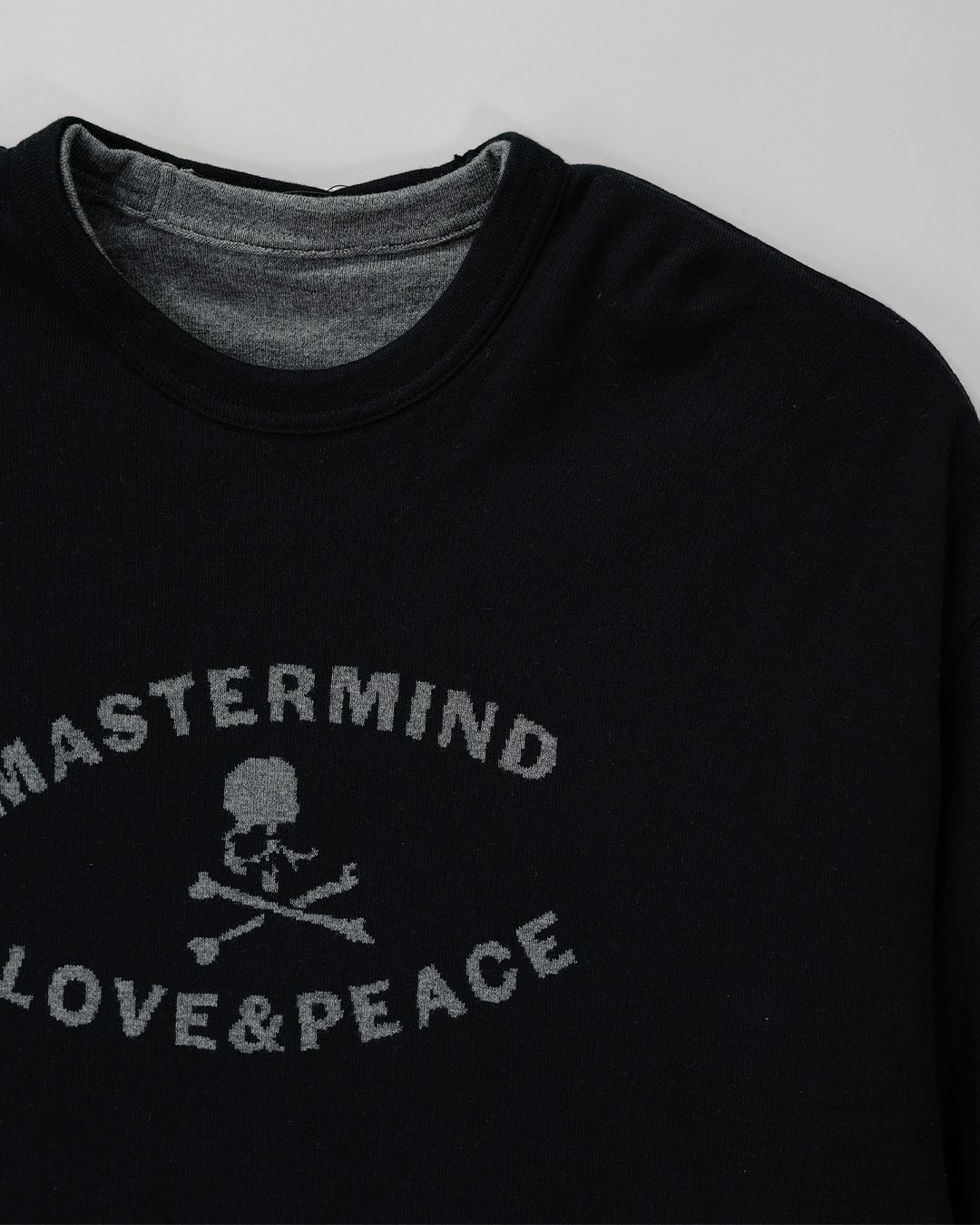 【MASTERMIND WORLD】 REVERSIBLE DISTRESSED TEE   BLACK x TOP GRAY