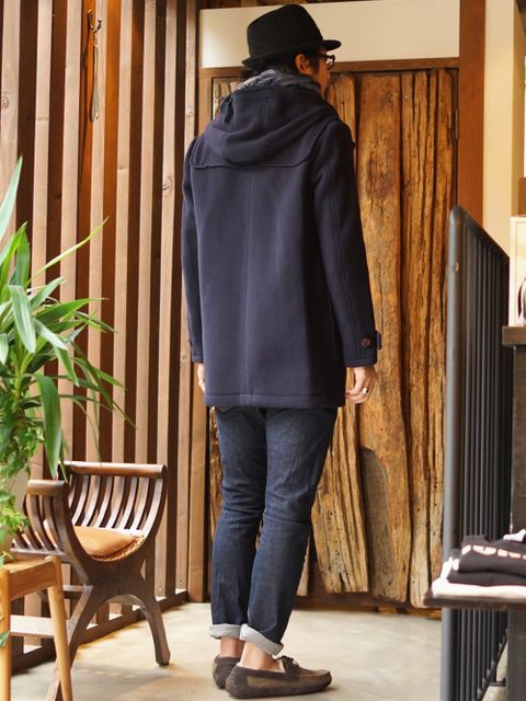 ダッフルコートをこなれた感じで大人っぽく着用。