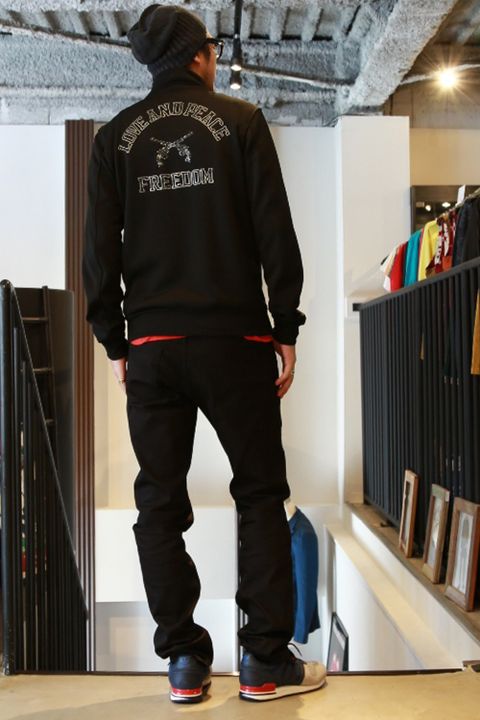 黒を意識したスポーツスタイル