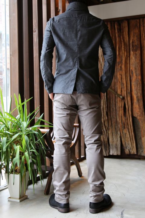 KAZUYUKI KUMAGAI定番のチノカーブパンツのコーディネート。