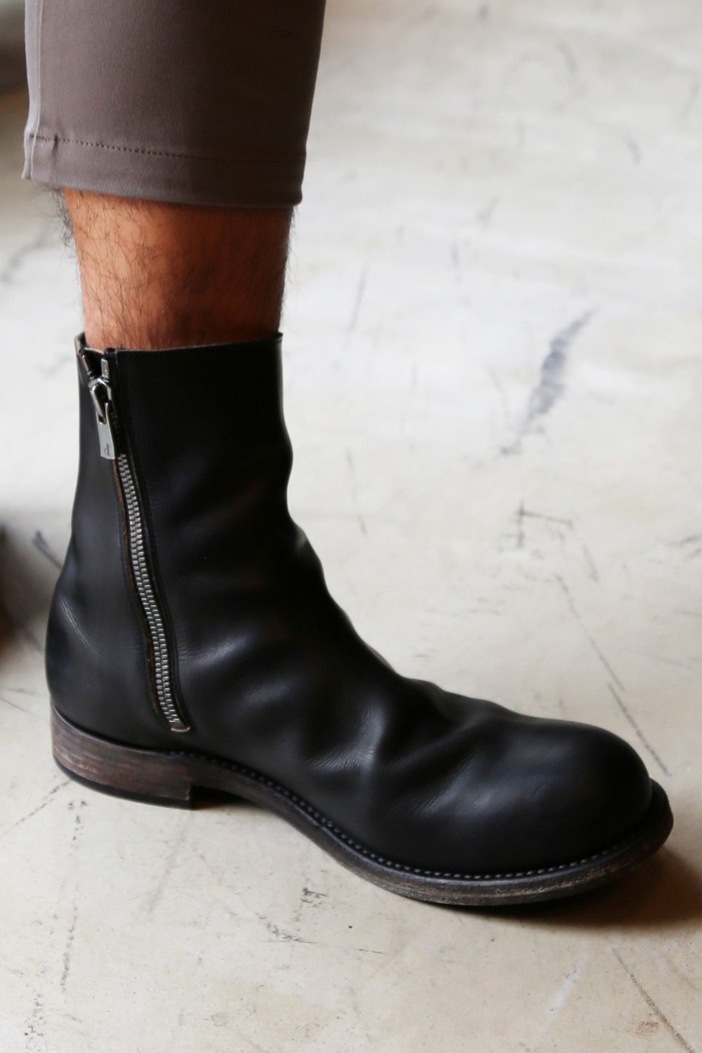 KAZUYUKI KUMAGAI定番のチノカーブパンツのコーディネート。