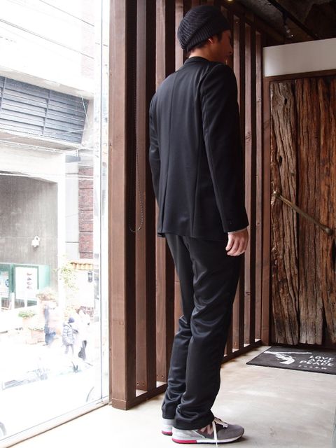 ジャージセットアップを着用
ドレッシーとカジュアルを併せ持つスタイル。
