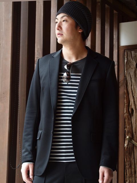 ジャージセットアップを着用
ドレッシーとカジュアルを併せ持つスタイル。
