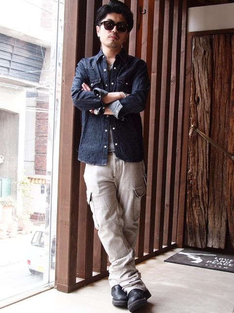 シンプルなアイテム達を
ややルーズに男らしく。