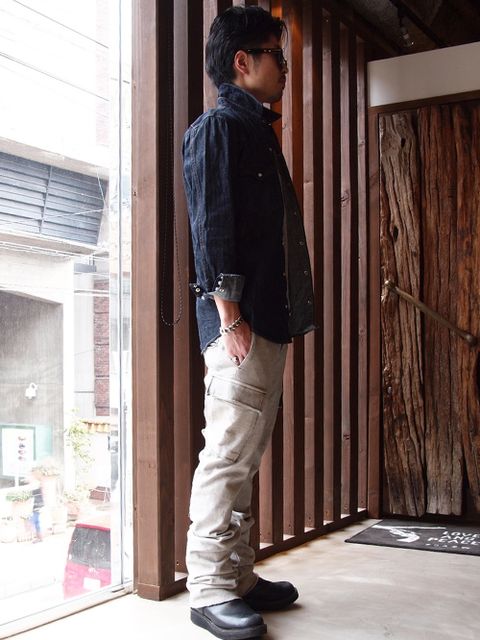 シンプルなアイテム達を
ややルーズに男らしく。