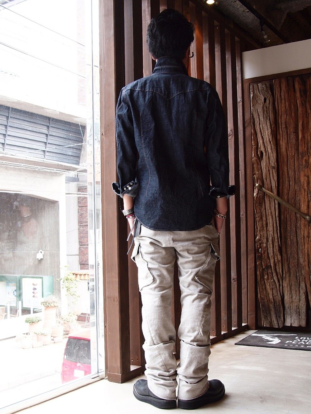 シンプルなアイテム達を
ややルーズに男らしく。