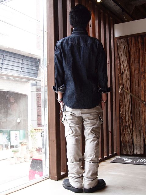 シンプルなアイテム達を
ややルーズに男らしく。