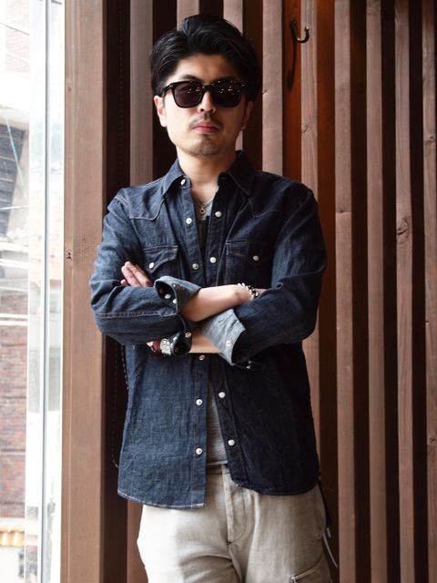 シンプルなアイテム達を
ややルーズに男らしく。