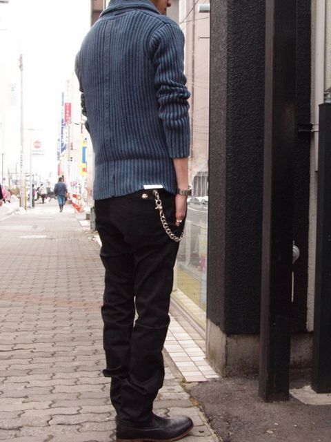 色気のあるショールカラーカーディガンをシックに、 そしてスタイリッシュにコーディネート!