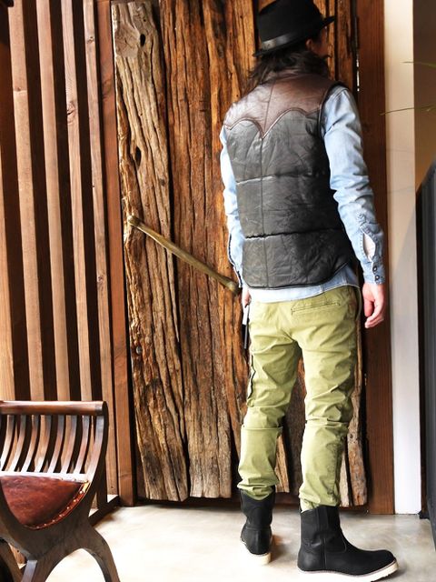 デニムシャツ×カーゴパンツの
レイヤードスタイル