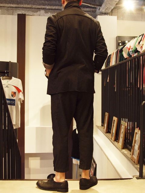 春のブラックスタイルは袖まくりや半端丈、そして褪せた色で軽さとこなれ感を。