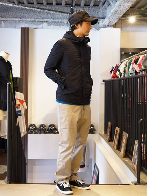 マウンテンパーカーでカジュアルにスタイリング。
