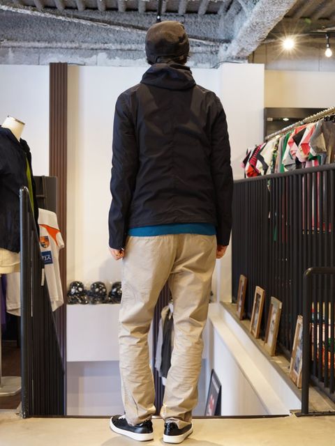 マウンテンパーカーでカジュアルにスタイリング。