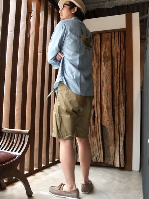 リゾート感ある、ショートパンツスタイル。
