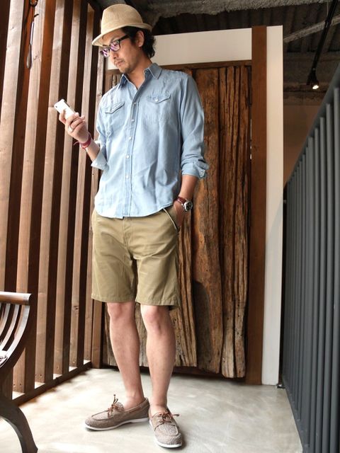 リゾート感ある、ショートパンツスタイル。