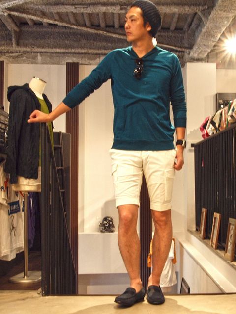 ブルーのトレーナー風カットソーはなんだか大人な雰囲気。