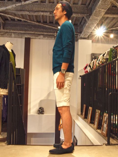 ブルーのトレーナー風カットソーはなんだか大人な雰囲気。