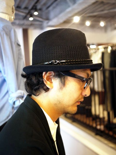 少し肌寒い日におすすめのスタイル。