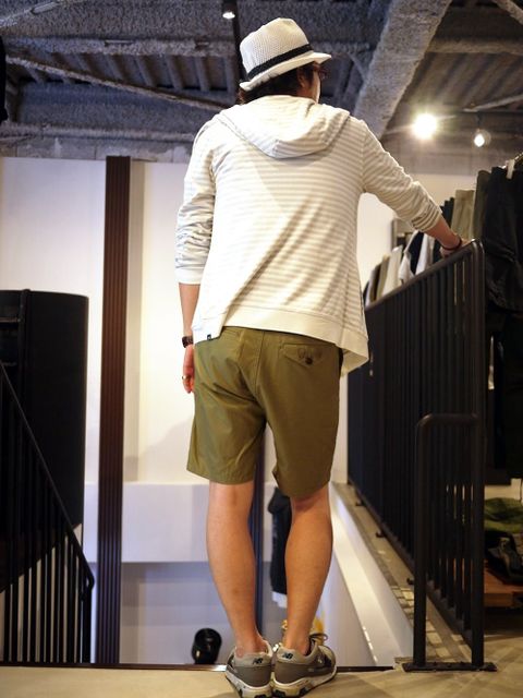 足元をスニーカーにしたタウンユースなマリンスタイル