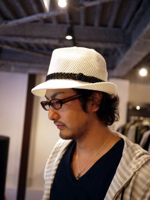 足元をスニーカーにしたタウンユースなマリンスタイル