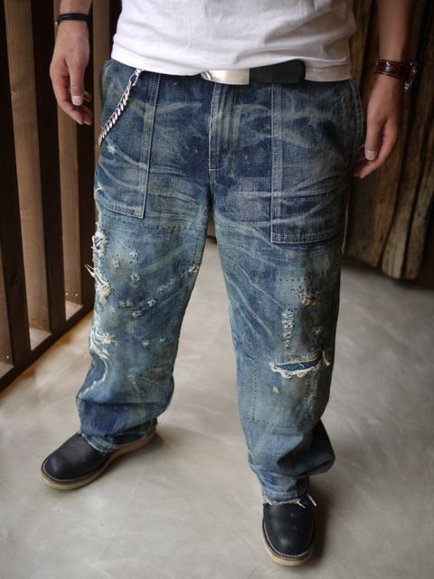 インパクトのあるパンツに、シンプルでシルエットの良いVネックカットソーを合わせるリアルな着こなし