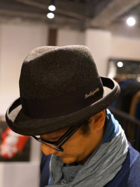イエローのカラーパンツを使用してスタイリング