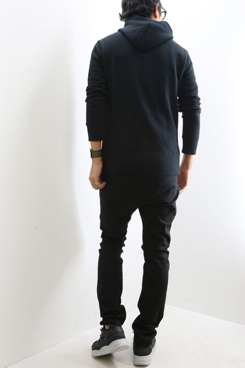 BLACKをメインカラーに