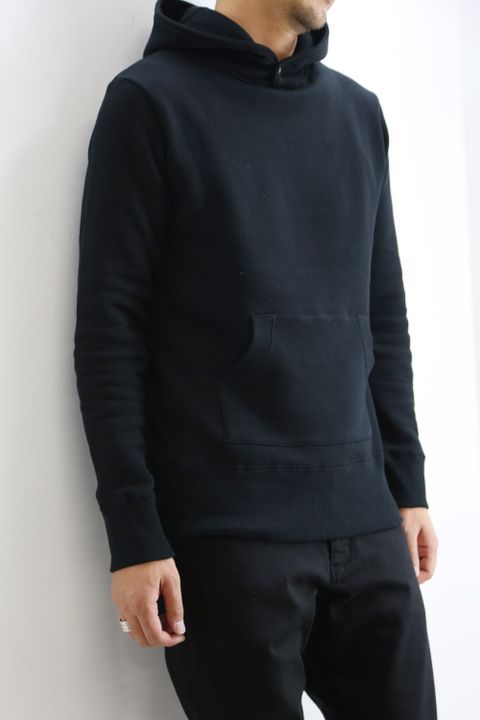 BLACKをメインカラーに