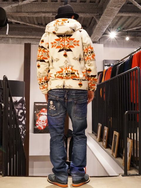 ボアパーカーをカウチンニット風に着用。お得感もあって嬉しいのです。