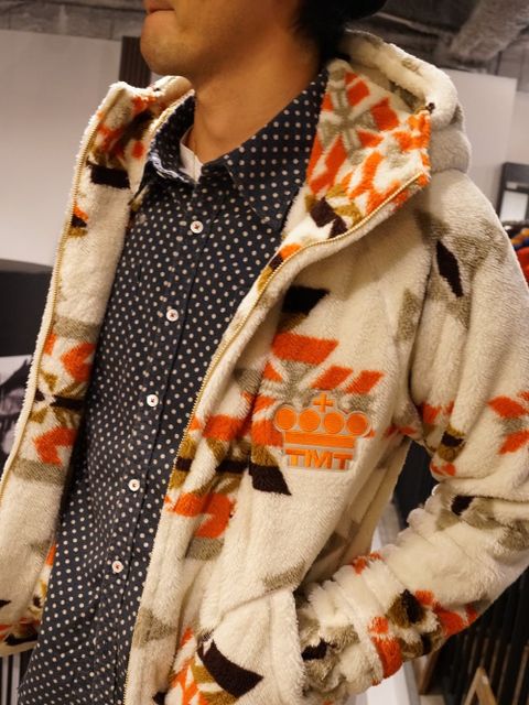 ボアパーカーをカウチンニット風に着用。お得感もあって嬉しいのです。