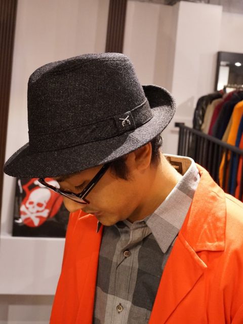 『オレンジ』がポイント。カラー使いの効いたスタイリング。