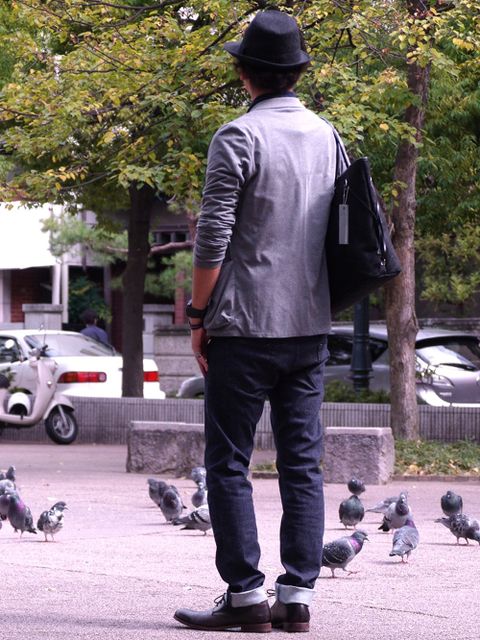 レオパードのハットとバッグで主張しすぎない華やかさをプラス