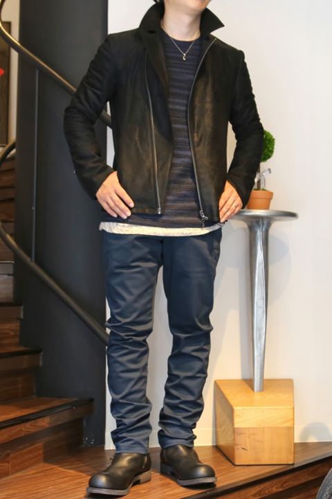 KAZUYUKI KUMAGAI ダブルライダースをダークブルーでコーディネート。