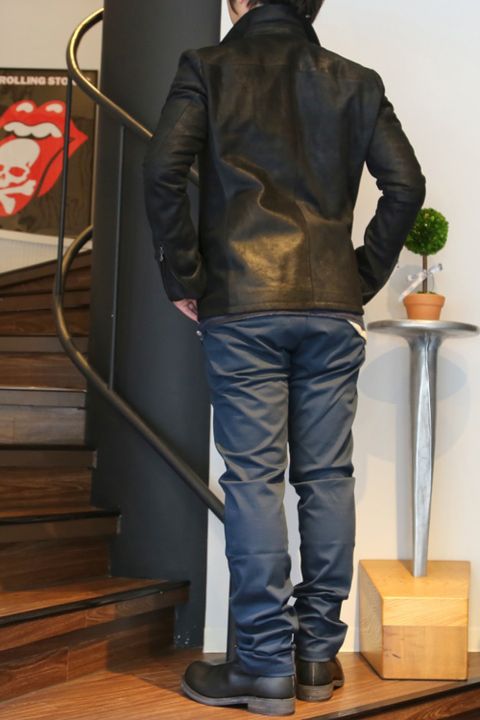 KAZUYUKI KUMAGAI ダブルライダースをダークブルーでコーディネート。