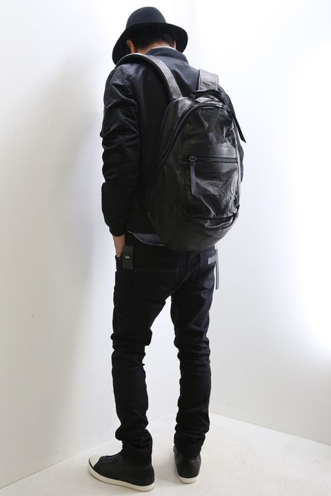 BLACKのミリタリーアイテムでラギット感を!