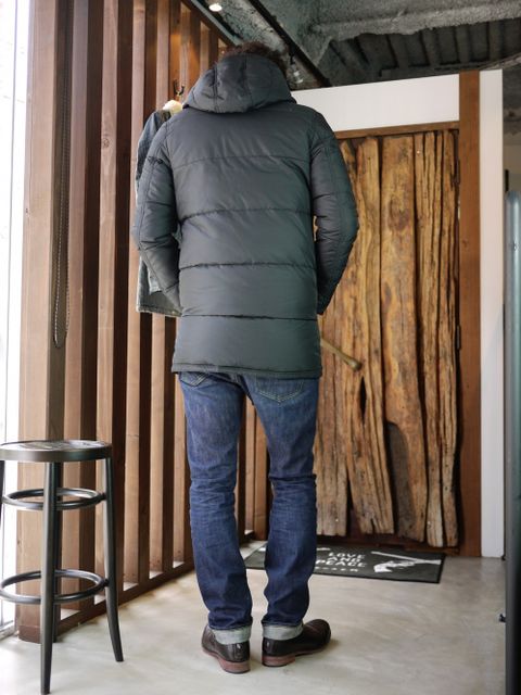 ロング丈のダウンにインナーにレザーをさした最強防寒スタイル。