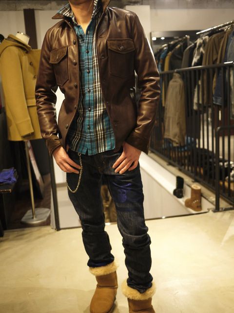 roarのレザーとチェックシャツ
男らしさと少し可愛らしさを含んだスタイル。