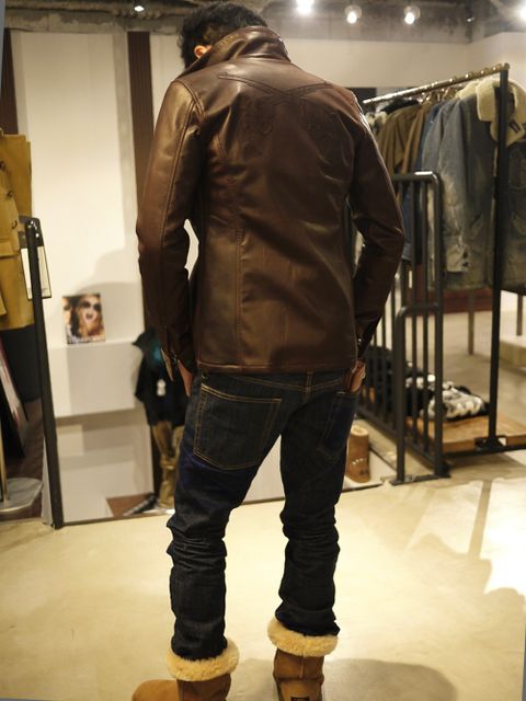 roarのレザーとチェックシャツ
男らしさと少し可愛らしさを含んだスタイル。