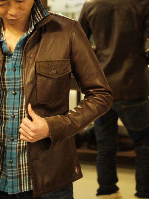 roarのレザーとチェックシャツ
男らしさと少し可愛らしさを含んだスタイル。