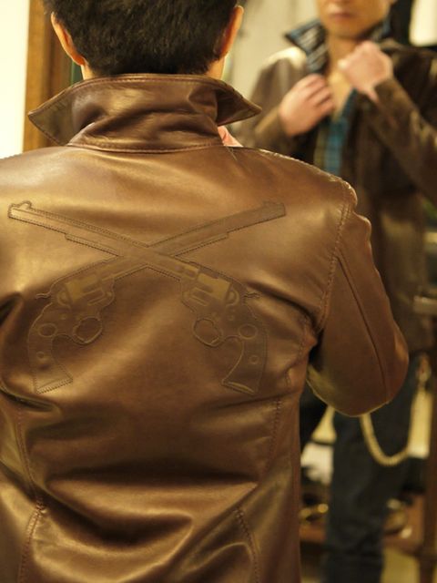 roarのレザーとチェックシャツ
男らしさと少し可愛らしさを含んだスタイル。