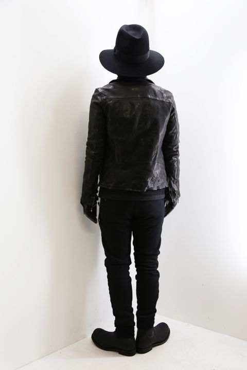 BACKLASHのライダースでコーディネート。