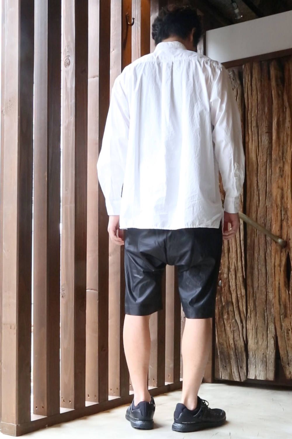 ショートパンツには大きめシャツがよく似合う