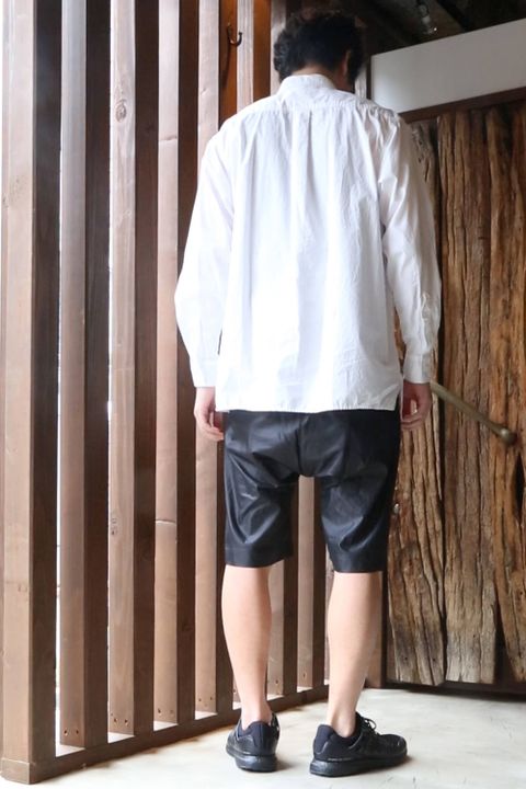 ショートパンツには大きめシャツがよく似合う