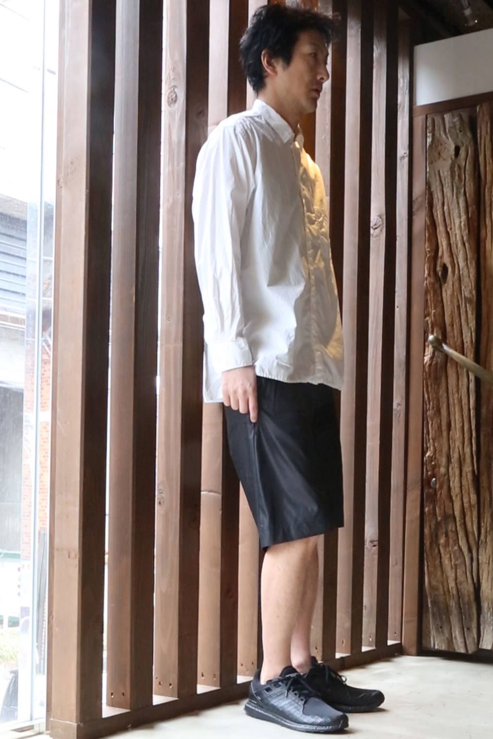 ショートパンツには大きめシャツがよく似合う
