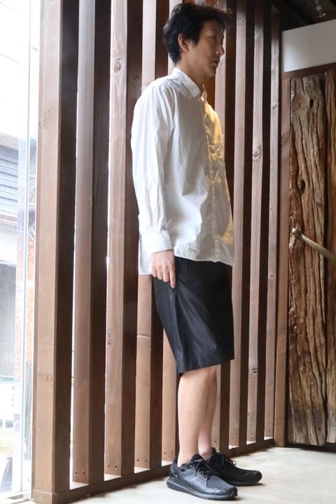 ショートパンツには大きめシャツがよく似合う