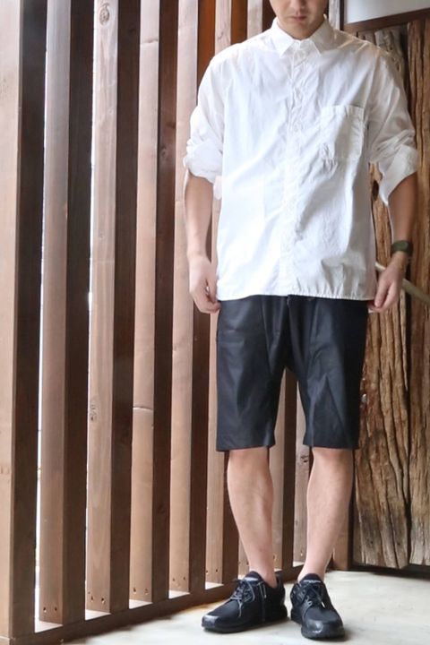 ショートパンツには大きめシャツがよく似合う