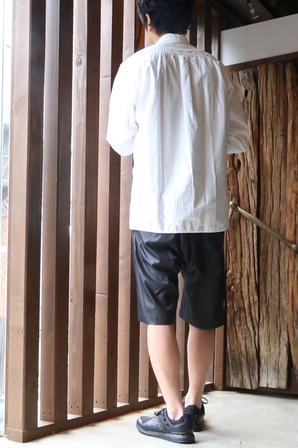 ショートパンツには大きめシャツがよく似合う
