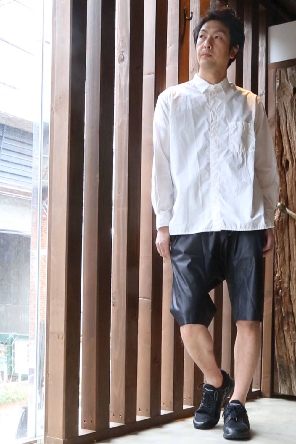 ショートパンツには大きめシャツがよく似合う