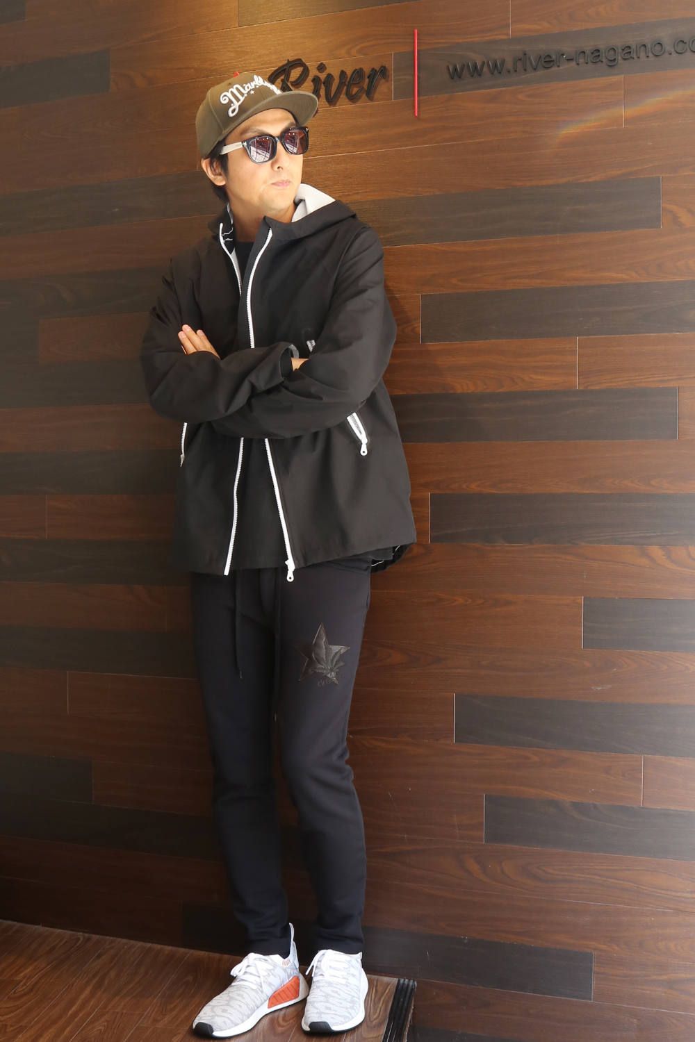 adidasのHARD SHELL JACKET を使ったスタイル