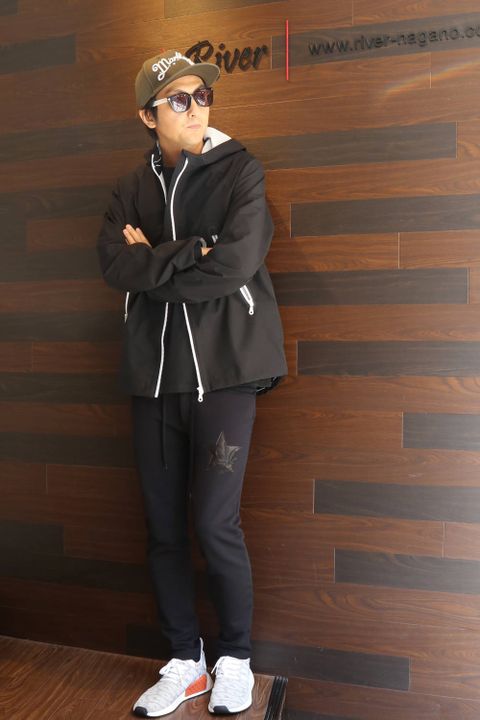 adidasのHARD SHELL JACKET を使ったスタイル